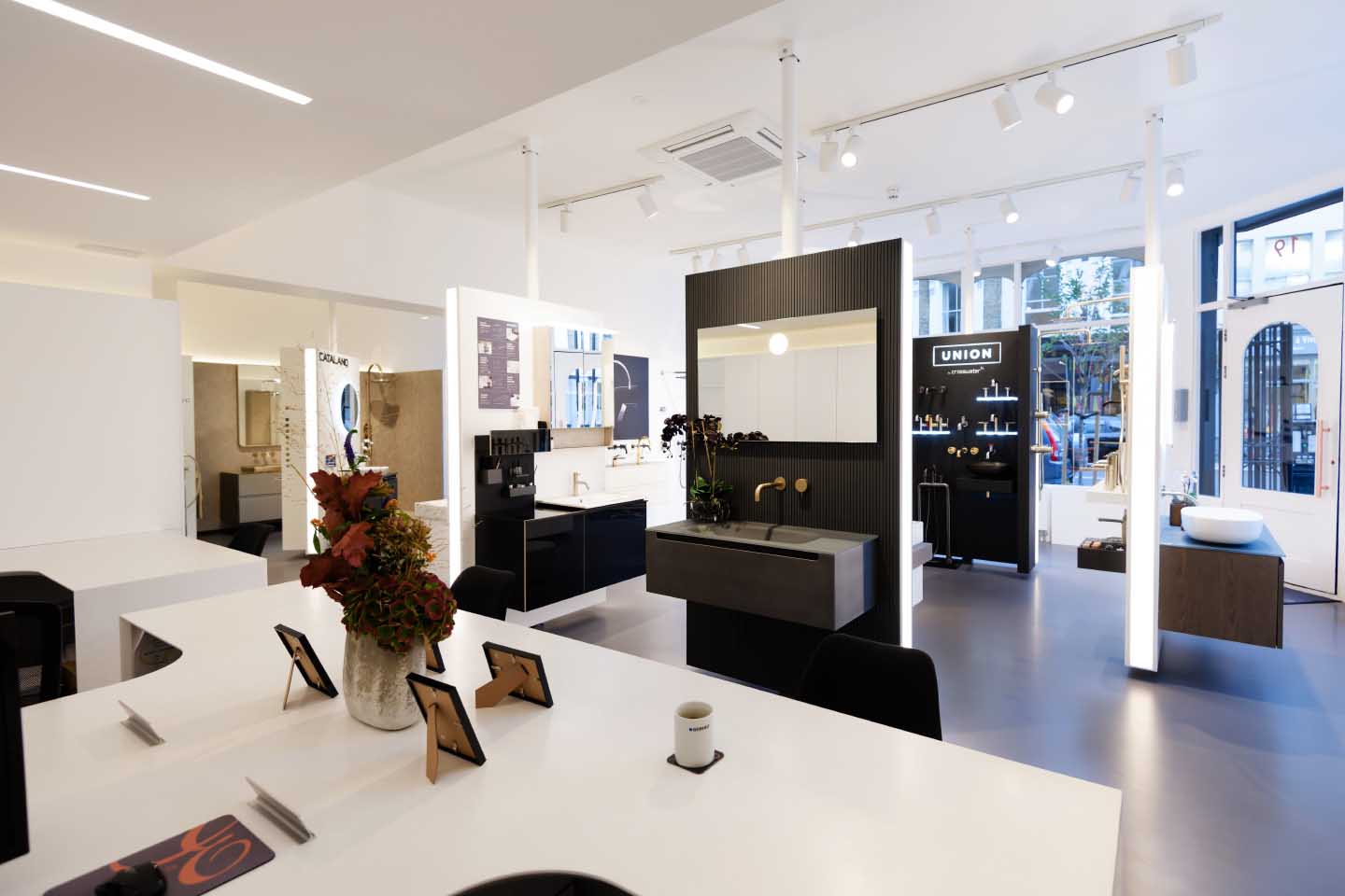 Projects | Commercial | Clean & Pristine Bathroom Shop Fitout